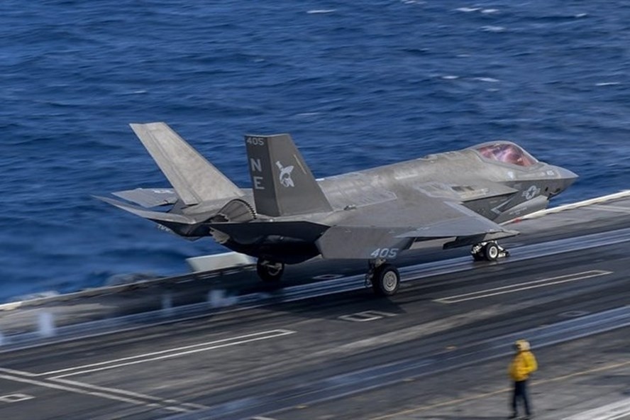 f-35 lao xuong boong tau san bay my o bien Dong khien 7 nguoi bi thuong hinh anh 1