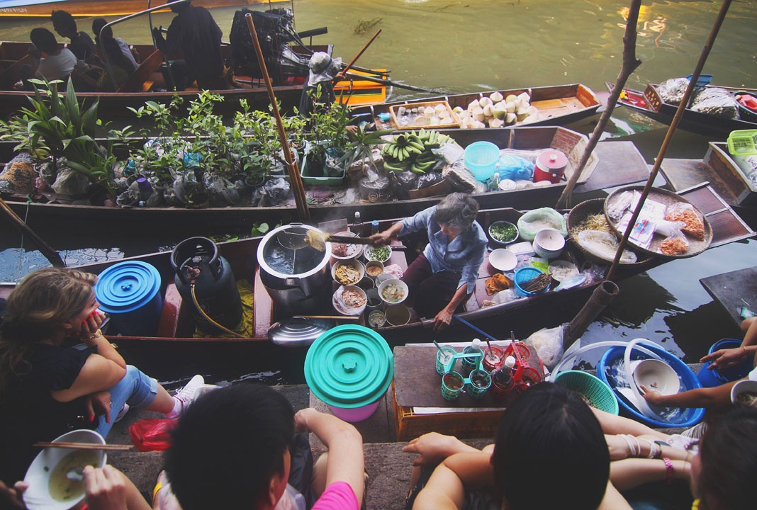 No shortage of floating eateries, which offer a variety of popular dishes