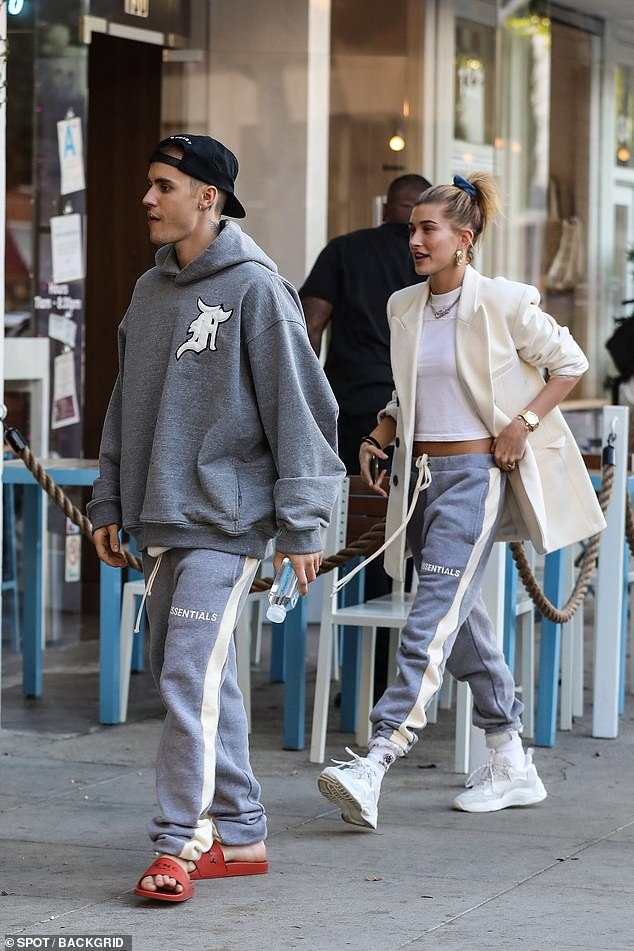 Bà xã Justin Bieber không ngại ngần thừa nhận về những xích mích của hai vợ chồng trong cuộc sống hôn nhân. Đặc biệt là những áp lực về cuộc sống tình cảm của người nổi tiếng. Song, mọi chuyện lại như không có gì vì cô yêu chồng của mình rất nhiều. Quan trọng hơn là cả cô và Justin đều có niềm tin với đối phương và sự lựa chọn của mình./.