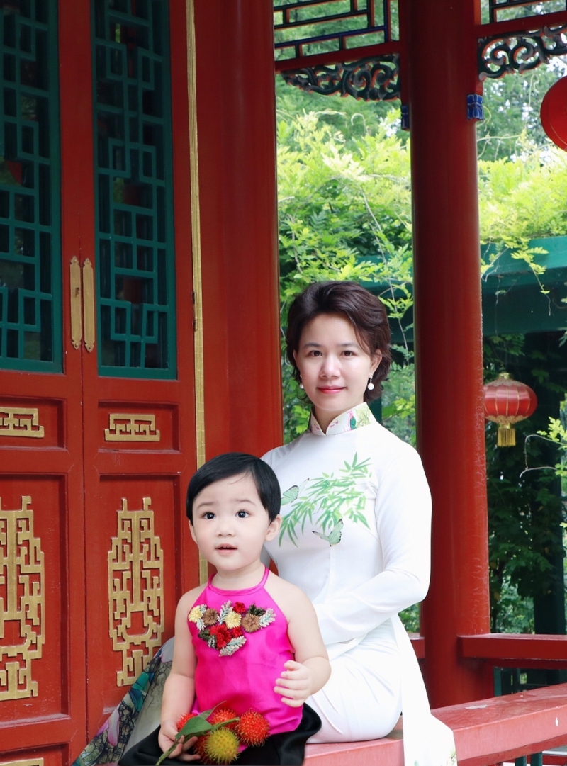 Hai mẹ con Trà My. My bảo cô nhất định phải dạy cho con biết tiếng Việt. (Ảnh: nhân vật cung cấp)