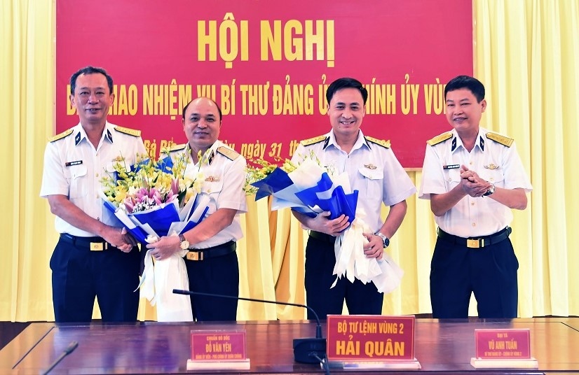 Thủ trưởng Bộ Tư lệnh Vùng 2 Hải quân chúc mừng Chuẩn Đô đốc Đỗ Văn Yên và Đại tá Vũ Anh Tuấn.