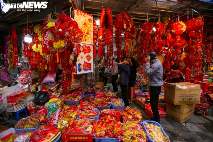Many locals maintain the custom of hanging red hand-made scrolls, lanterns, or calligraphies printed with wishes of luck, peace, and happiness, in their homes to hope for a better lunar year ahead.