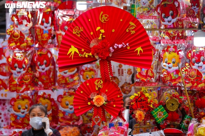 These days on Hang Ma street visitors can see a wide range of red decorations such as lanterns, silk flower branches, and other items on display.