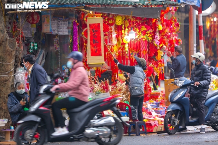 bustling street in hanoi gears up for upcoming tet holiday picture 5