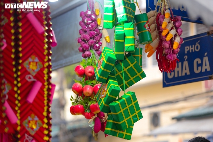 Hand-made items such as origami Banh Chung (square glutinous rice cake traditionally served during the Tet holiday) are among the favourite gifts for this year because they remind people of the festive season in Hanoi in the old times.