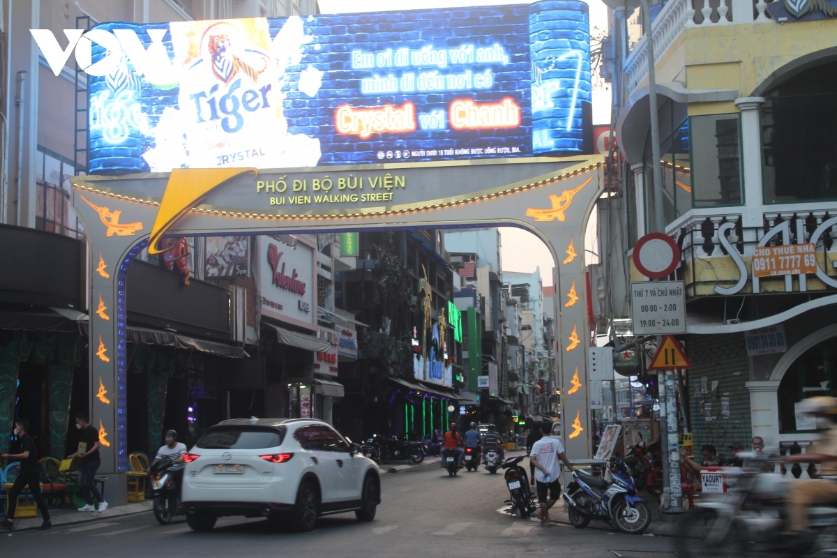 Bui Vien Walking Street, a famous beer street in the downtown area of Ho Chi Minh City, looks more crowded on the night of January 9 when all bars, karaoke shops, dance clubs, and massage businesses are allowed to reopen from January 10.