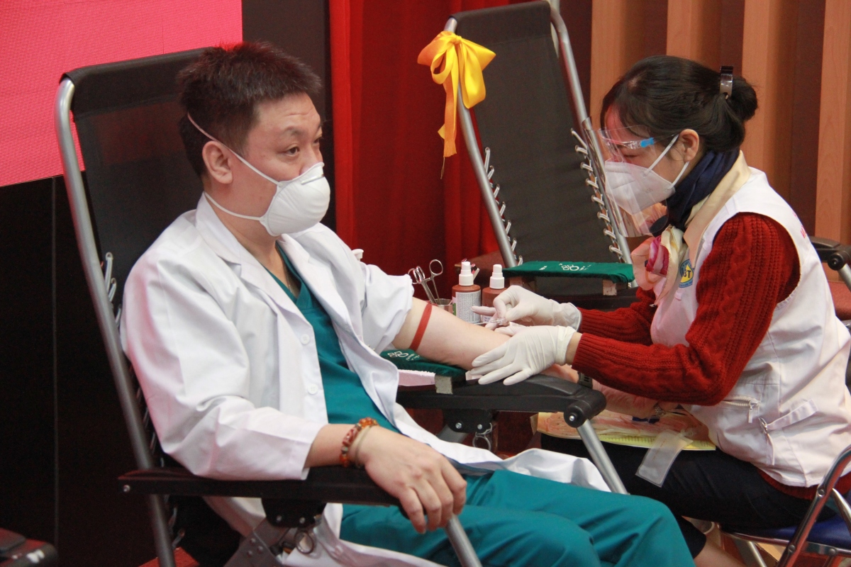 BS Nguyễn Đặng Khiêm, Trưởng khoa Cấp cứu, Bệnh viện Hữu nghị tham gia hiến máu.