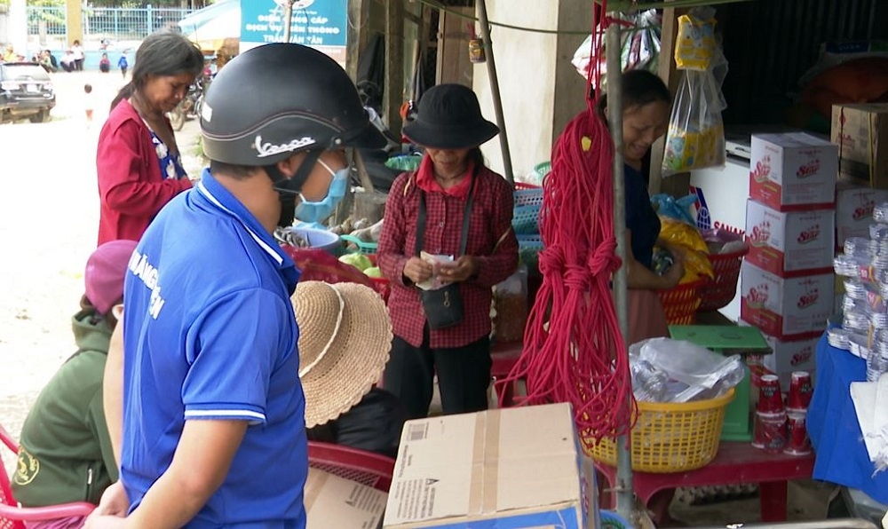 Quảng Nam đưa hàng bình ổn giá phục vụ đồng bào miền núi