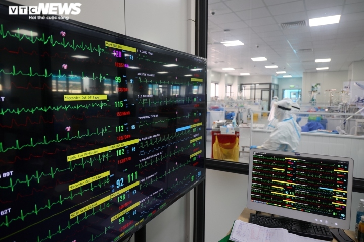 A board monitors the health of all patients throughout the whole day.