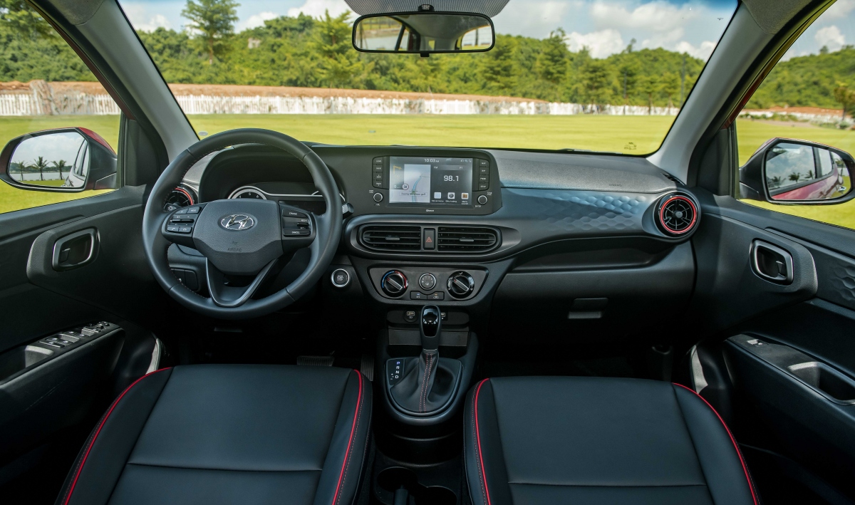 Nội thất Hyundai Grand i10 2021 cũng được thiết kế lại với phong cách hiện đại, tiện nghi hơn. Nội thất xe sử dụng phong cách thiết kế HMI (Human Machine Interface), nổi bật với màn hình cảm ứng trung tâm kích cỡ 8 inch đa chức năng, hỗ trợ kết nối các chức năng Bluetooth/MP3/Radio, kết nối Apple Carplay và Android Auto... Đi cùng là cụm đồng hồ kỹ thuật sau vô-lăng loại semi-digital với màn hình thông tin dạng TFT kích thước 5,3 inch.