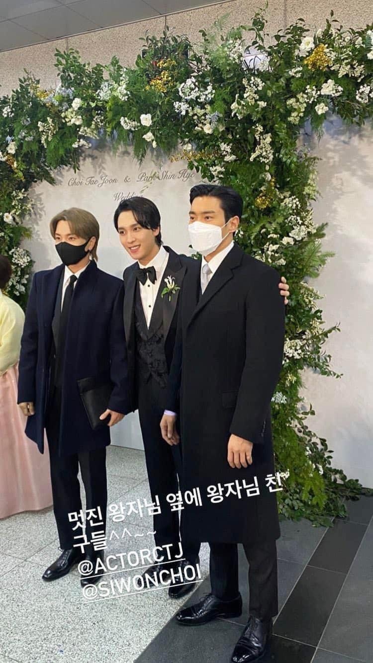 Là những diễn viên nổi tiếng nên đám cưới của cặp đôi quy tụ đông đảo dàn nghệ sĩ làng giải trí Hàn Quốc. Nam thần tượng Siwon và Lee Teuk (Super Junior) đã đến chúc mừng cặp đôi.