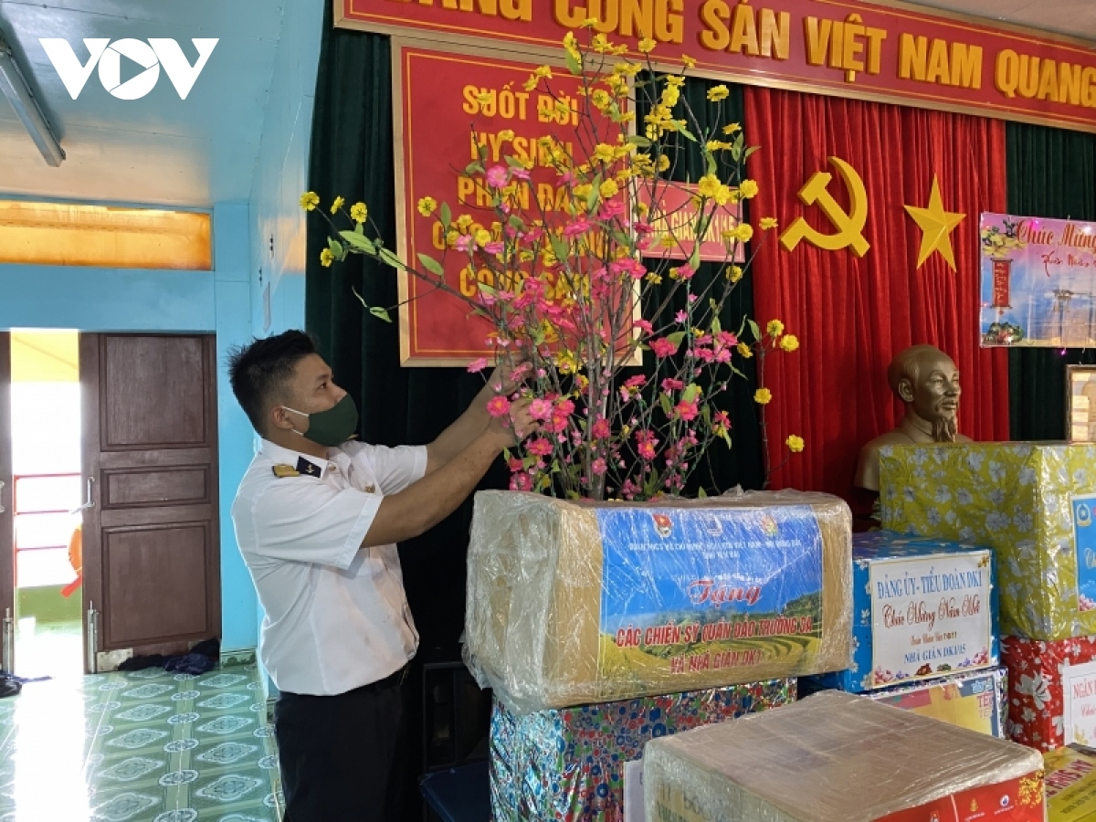 tet gifts delivered to soldiers at dk1 platform picture 2