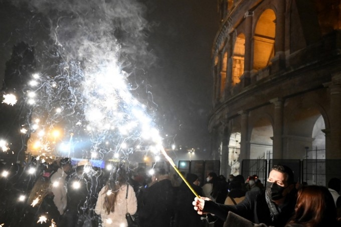 Người dân Italy đốt pháo sáng bên ngoài Đấu trường La Mã ở Rome. Ảnh: AFP.