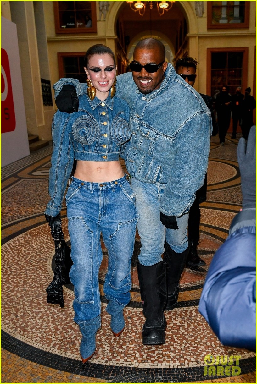 kanye west va ban gai dien do denim bui bam du show thoi trang hinh anh 1