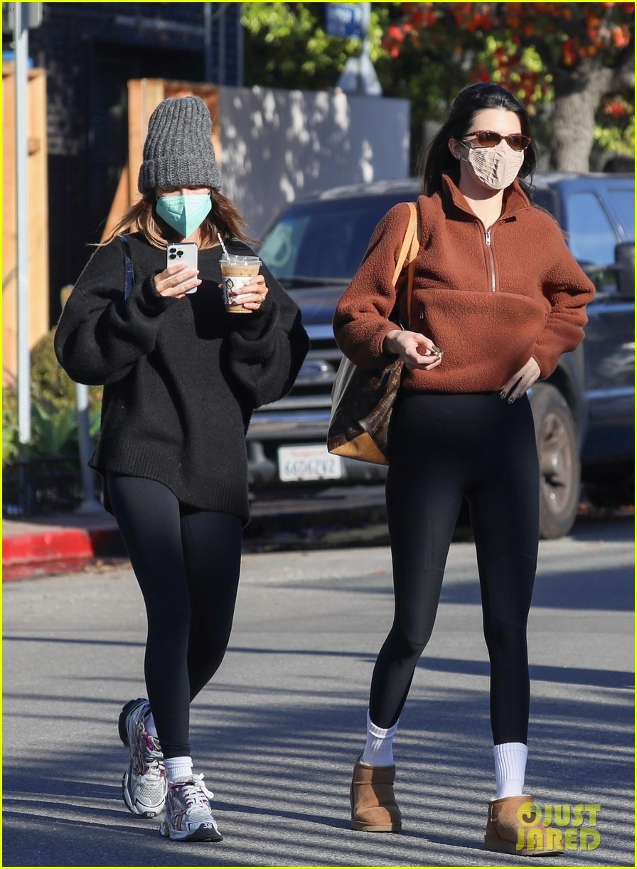 Kendall Jenner xinh đẹp đi dạo phố cùng bạn thân Hailey Baldwin