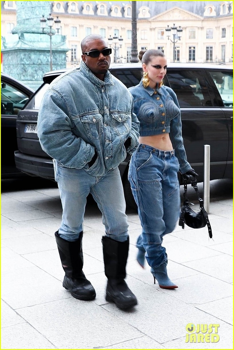 kanye west va ban gai dien do denim bui bam du show thoi trang hinh anh 2