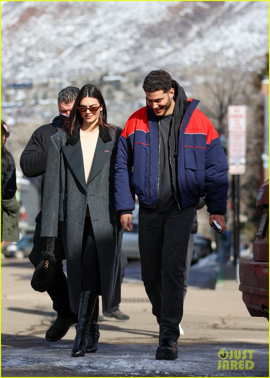 Kendall Jenner và Pal Fai Khadra được nhìn thấy đi mua sắm ở Aspen mới đây.