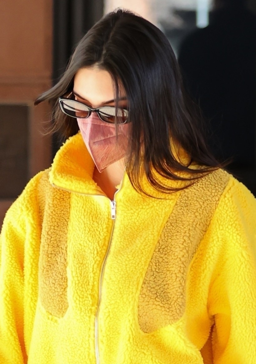 kendall jenner dien ao vang noi bat di an trua o aspen truoc khi tro ve los angeles hinh anh 3