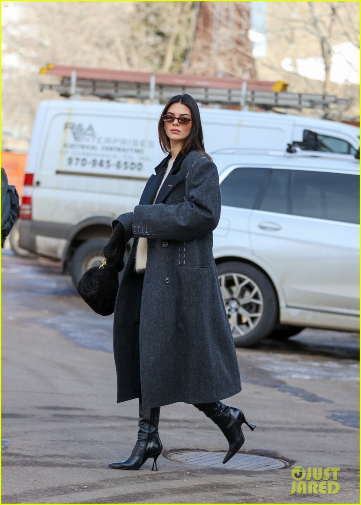 kendall jenner dien ao vang noi bat di an trua o aspen truoc khi tro ve los angeles hinh anh 6