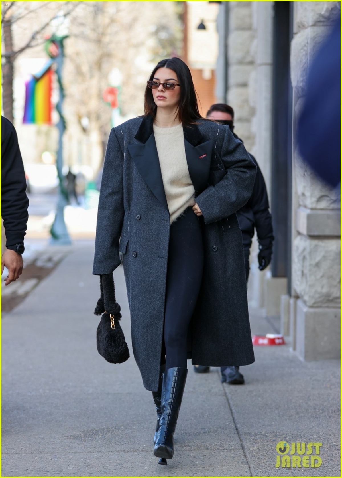 kendall jenner dien ao vang noi bat di an trua o aspen truoc khi tro ve los angeles hinh anh 7