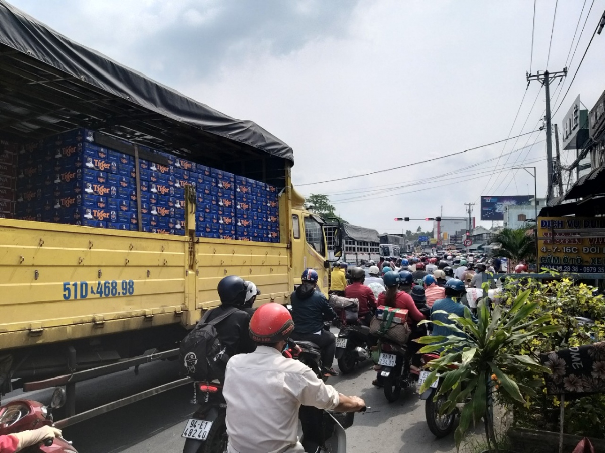 Các tuyến đường ở Sài Gòn tái diễn cảnh kẹt xe nghiêm trọng hàng ngàn  phương tiện chen chúc nhau di chuyển