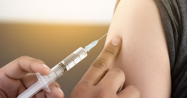 rok presents vaccine syringes to vietnam picture 1