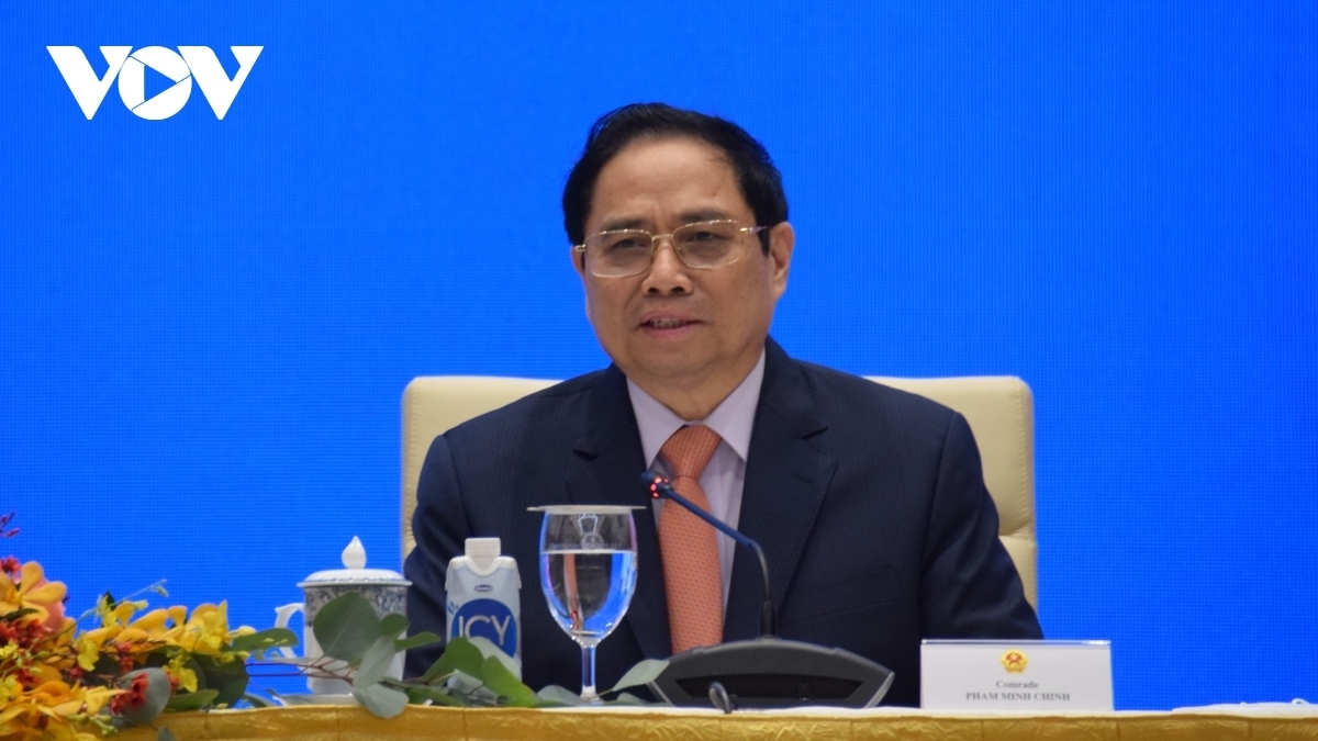 The Vietnamese Government chief says the two countries must work closely together for the cause of greater economic development. He recommends that their respective ministries, sectors, localities, and enterprises enhance their connectivity of mutual benefits and shared risks within the Vietnam-Laos, Vietnam-Laos-Cambodia cooperation programmes, as well as in the region and the world.