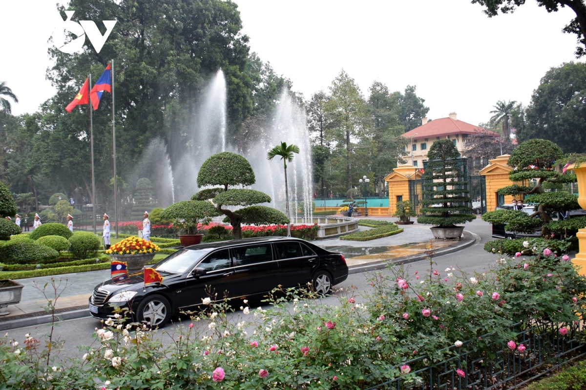 laos pm arrives in hanoi for official visit to vietnam picture 1