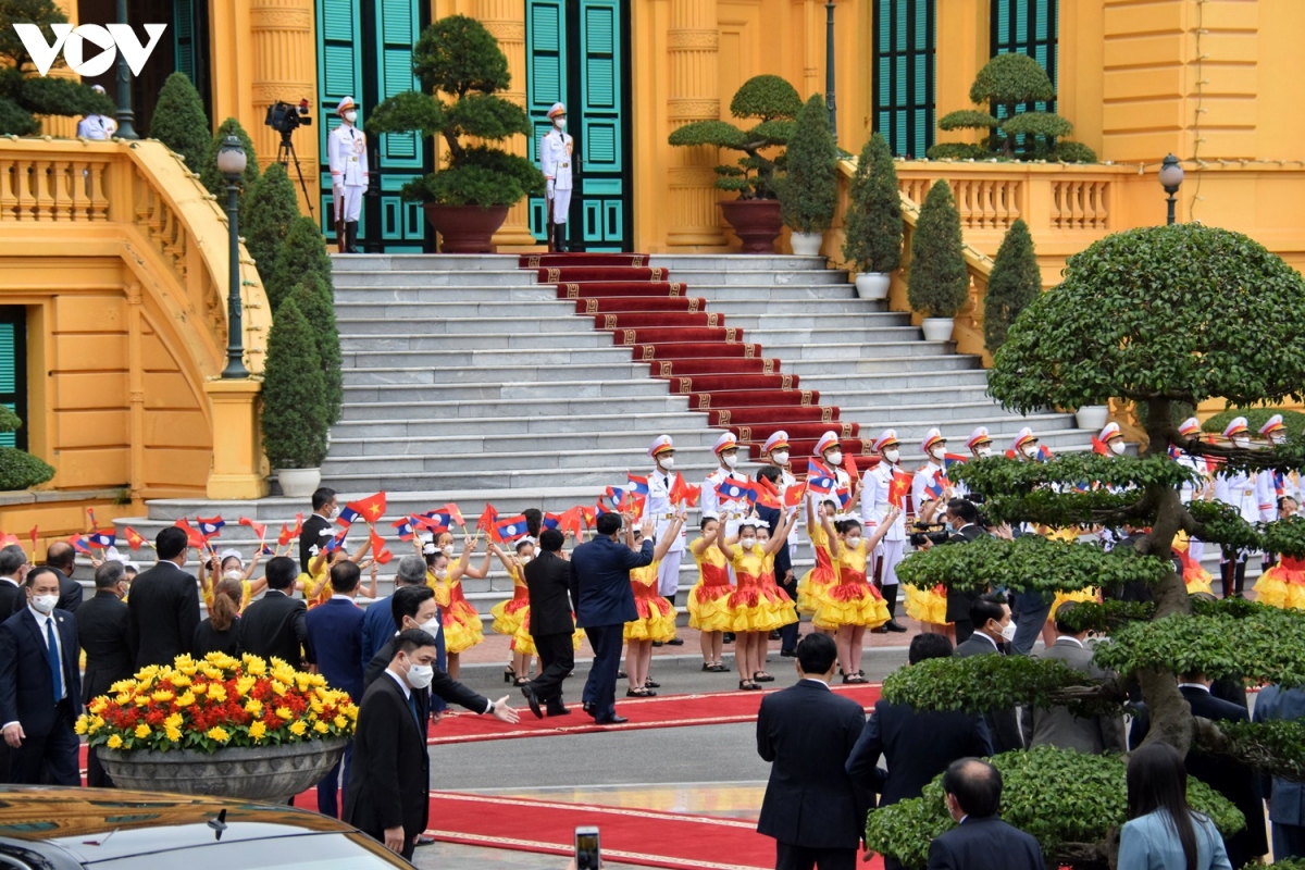 Vietnamese Prime Minister Pham Minh Chinh hosts a ceremony at the Presidential Palace to welcome his Lao counterpart.