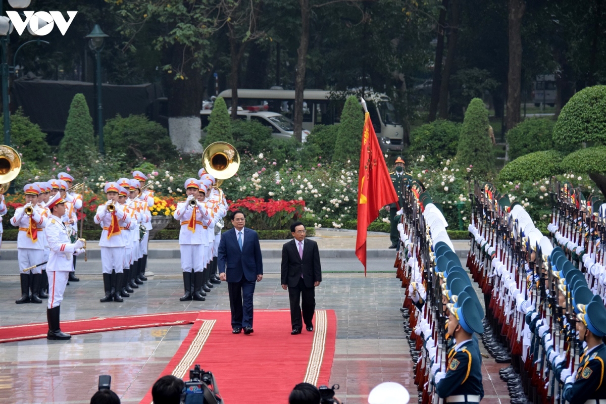 . The two PMs review the guard of honour in Hanoi