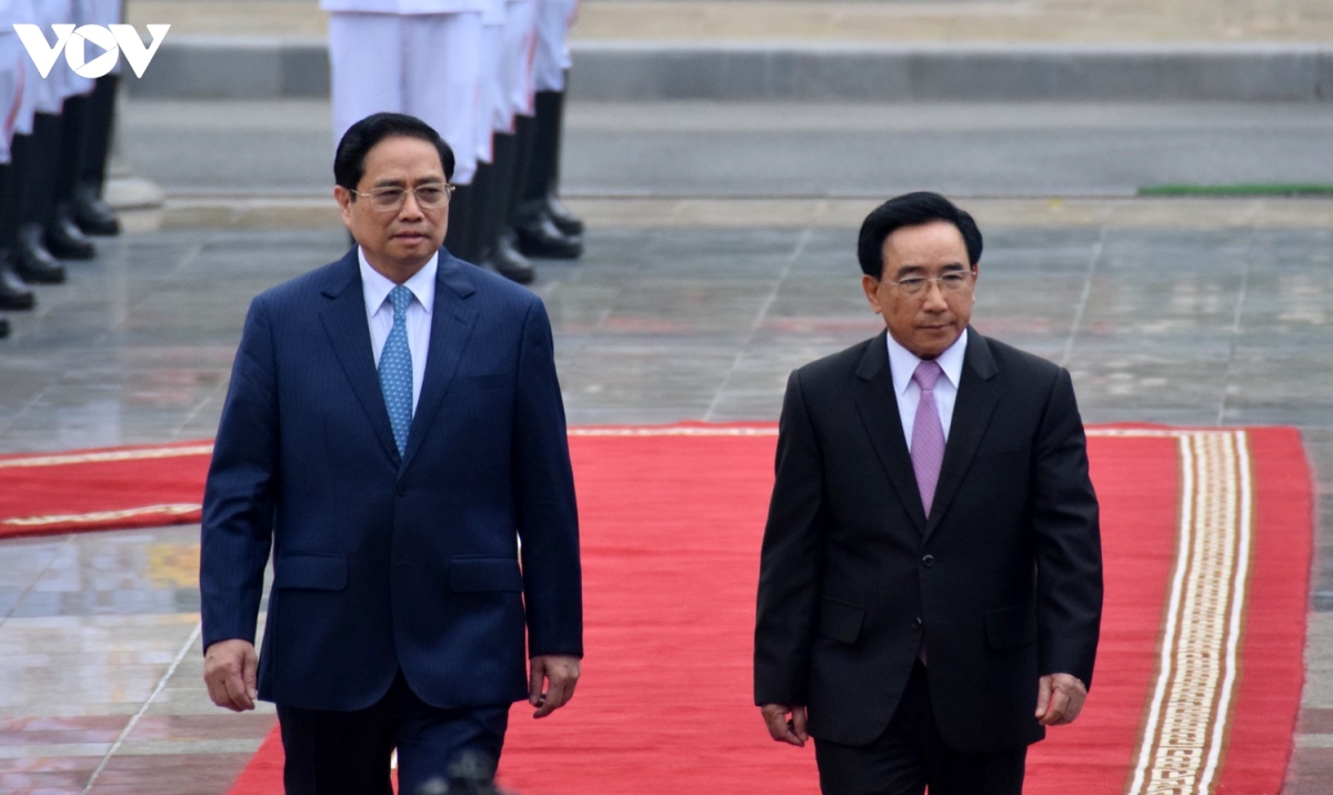 After the ceremony, the two PMs hold talks on cooperation between Vietnam and Laos.