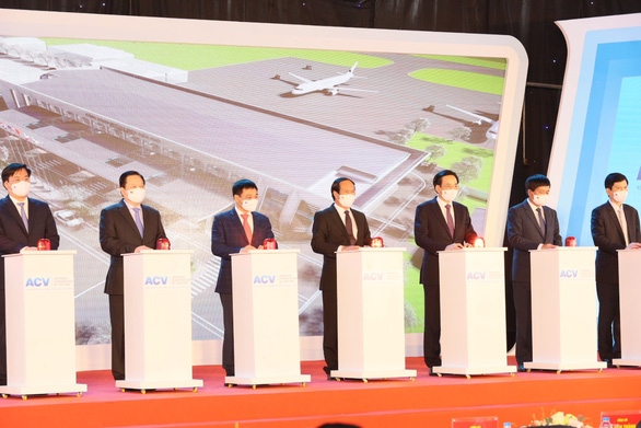 Deputy PM Le Van Thanh and other leaders of the Ministry of Transport and Dien Bien province kick-start a project on Dien Bien airport expansion. (Photo: ACV).