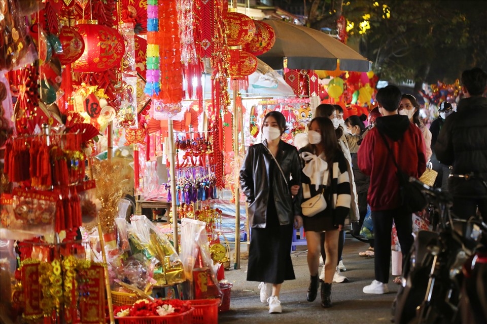 The Hang Luoc flower market only convenes once a year, with the site opening from the 15th to 30th day of the last month of the lunar calendar.