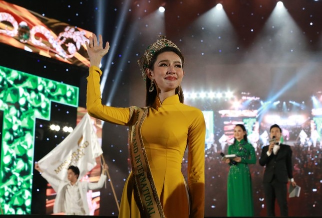 This marks the first meeting between Thuy Tien and her local fans one month on from being crowned Miss Grand International 2021 in Thailand.