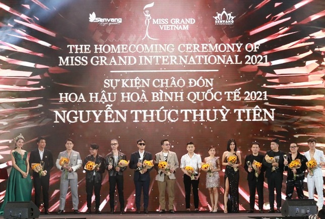 Thuy Tien presents bouquets of flowers in order to show her gratitude to designers and stylists who help her to bring the historic win to the country.