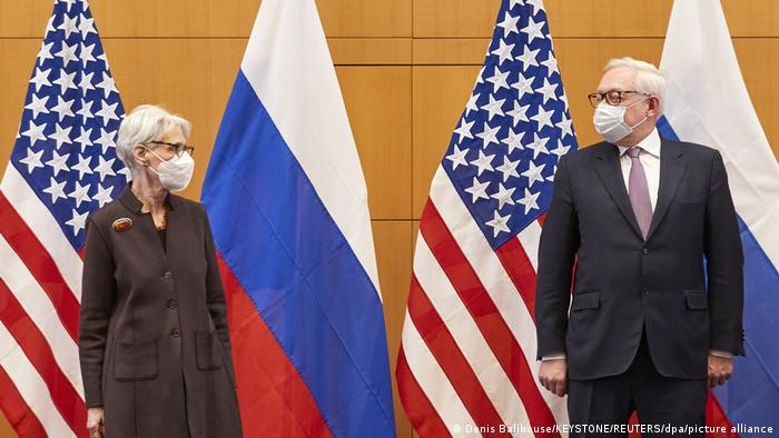Thứ trưởng Ngoại giao Mỹ Wendy Sherman và Thứ trưởng Ngoại giao Nga Sergei Ryabkov. Ảnh: Reuters