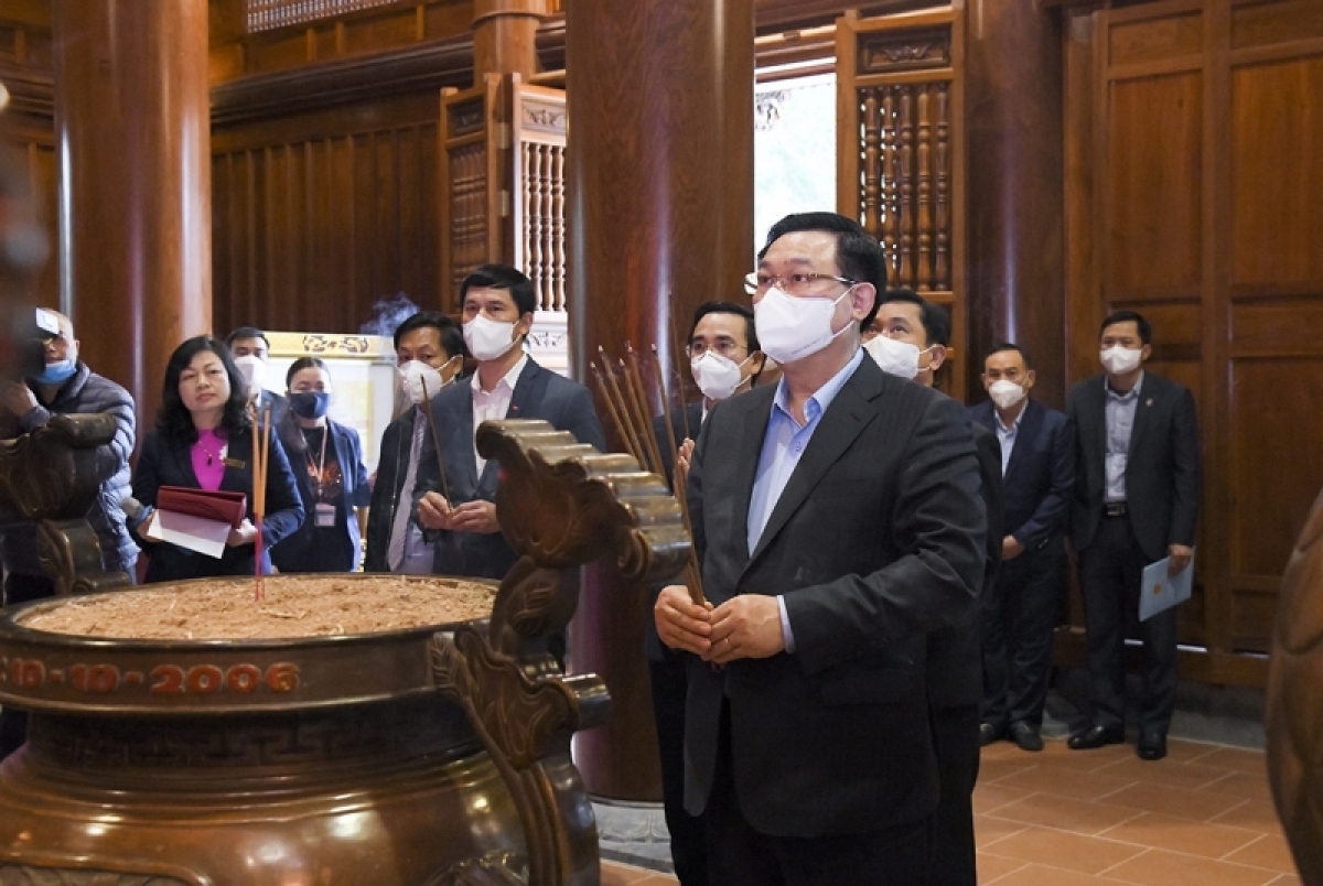 National Assembly Chairman Vuong Dinh Hue offers incense in tribute to President Ho Chi Minh at Kim Lien special national relic site in Nam Dan district, Nghe An province.