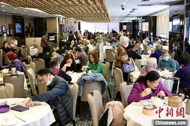Người dân Hong Kong đi ăn tại một nhà hàng. Ảnh: Chinanews.