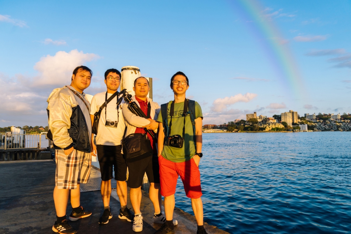 Nguyễn Đặng Thanh Hưng (ngoài cùng bên trái) đón năm mới 2022 cùng bạn bè. (Nguồn: Nhân vật cung cấp)