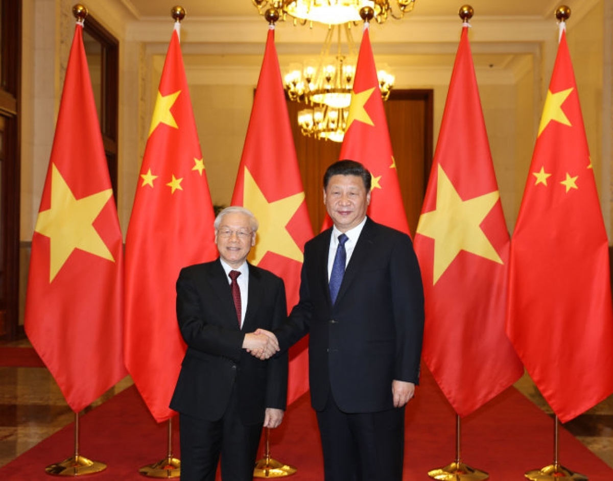 Vietnamese Party General Secretary Nguyen Phu Trong (L) and Chinese Party General Secretary and President Xi Jinping shaking hands. (Photo: VNA)