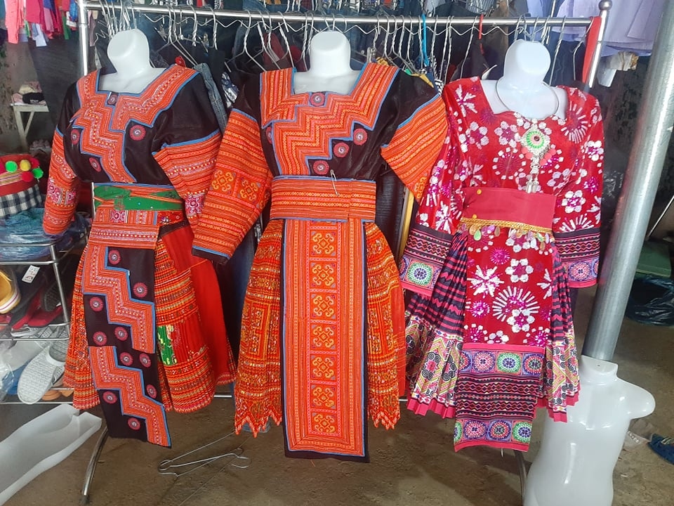 Những bộ trang phục của phụ nữ Mông đã được chị Tộng cách tân.