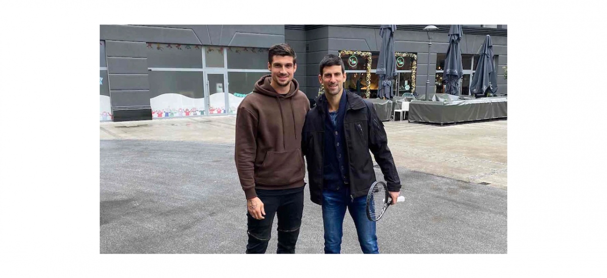 Novak Djokovic (phải) chụp ảnh với ngôi sao thể thao Petar Djordjic (trái) vào ngày Giáng sinh năm 2021. (Ảnh: Twitter Petar Drordjic). 