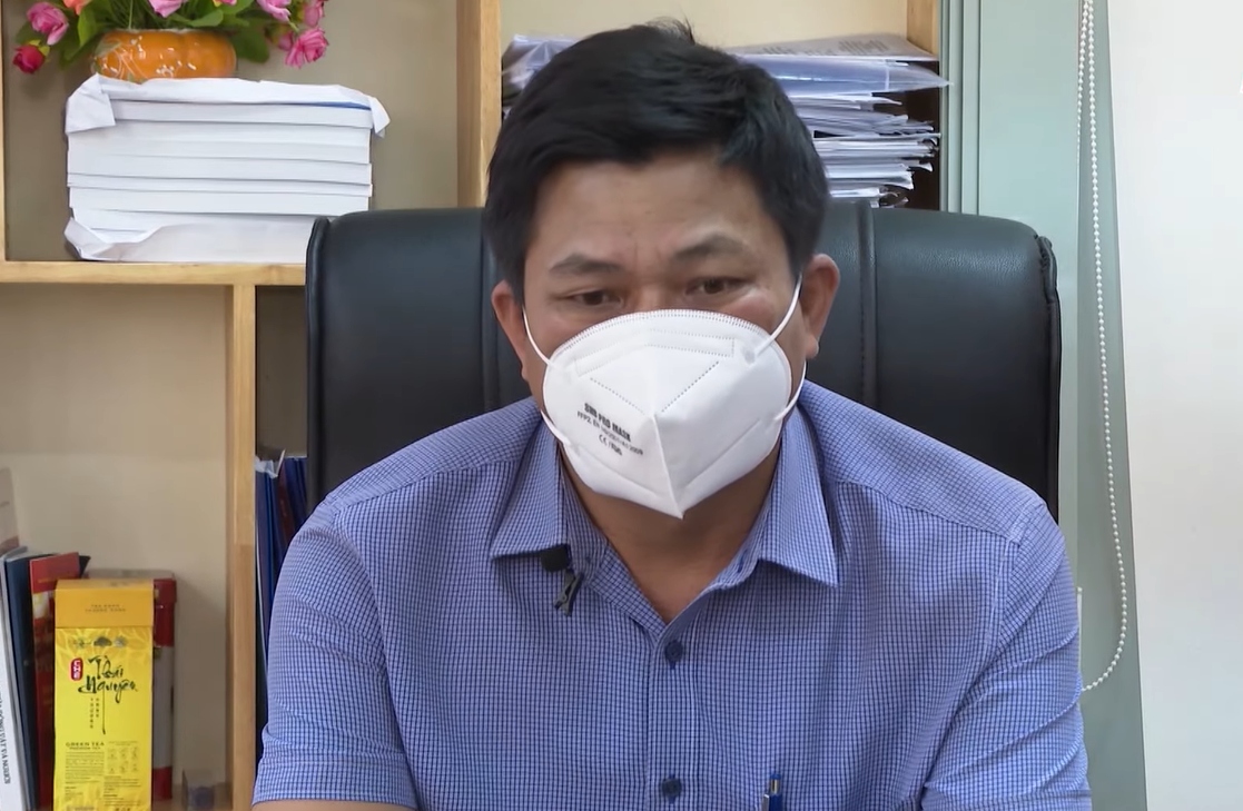 Ông Nguyễn Văn Sáu - Giám đốc CDC Bình Phước xin nộp lại quà tặng của Công ty Việt Á cho cơ quan chức năng. (Ảnh: BPTV)