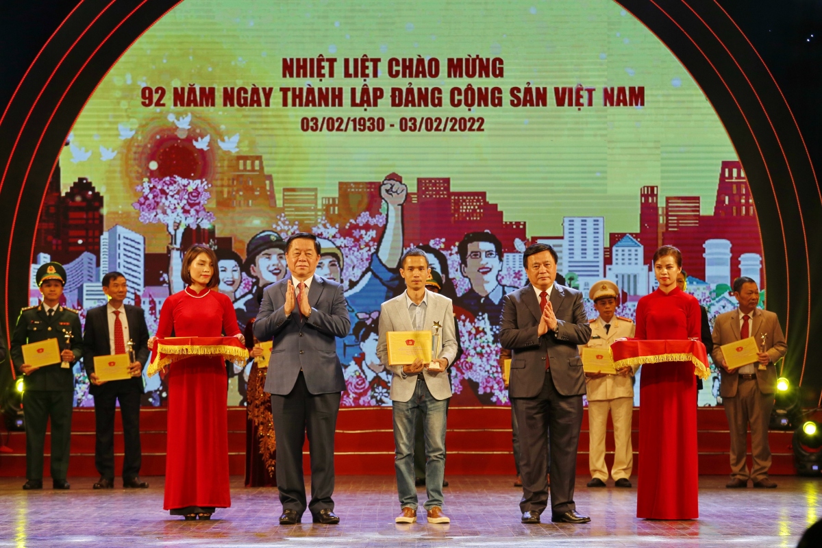 Ong nguyen xuan thang du giao luu nghe thuat mai mai niem tin theo Dang hinh anh 4