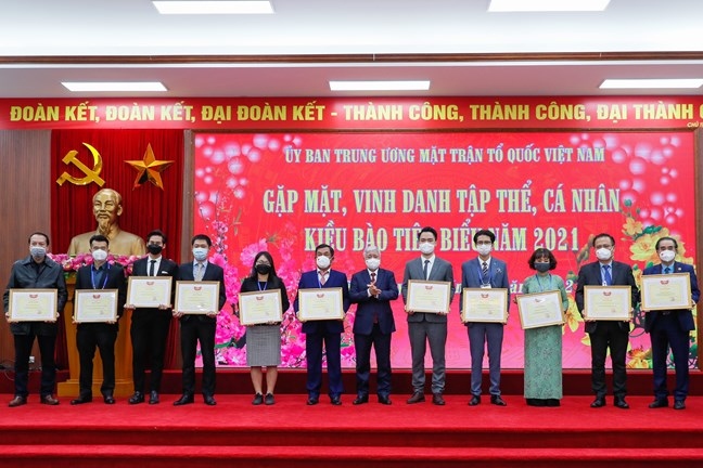 overseas vietnamese honoured for national contributions picture 3