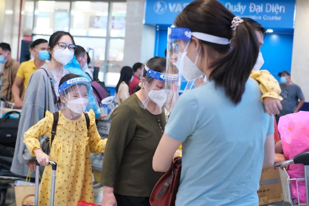 tan son nhat airport crowded with returnees for tet holiday picture 5