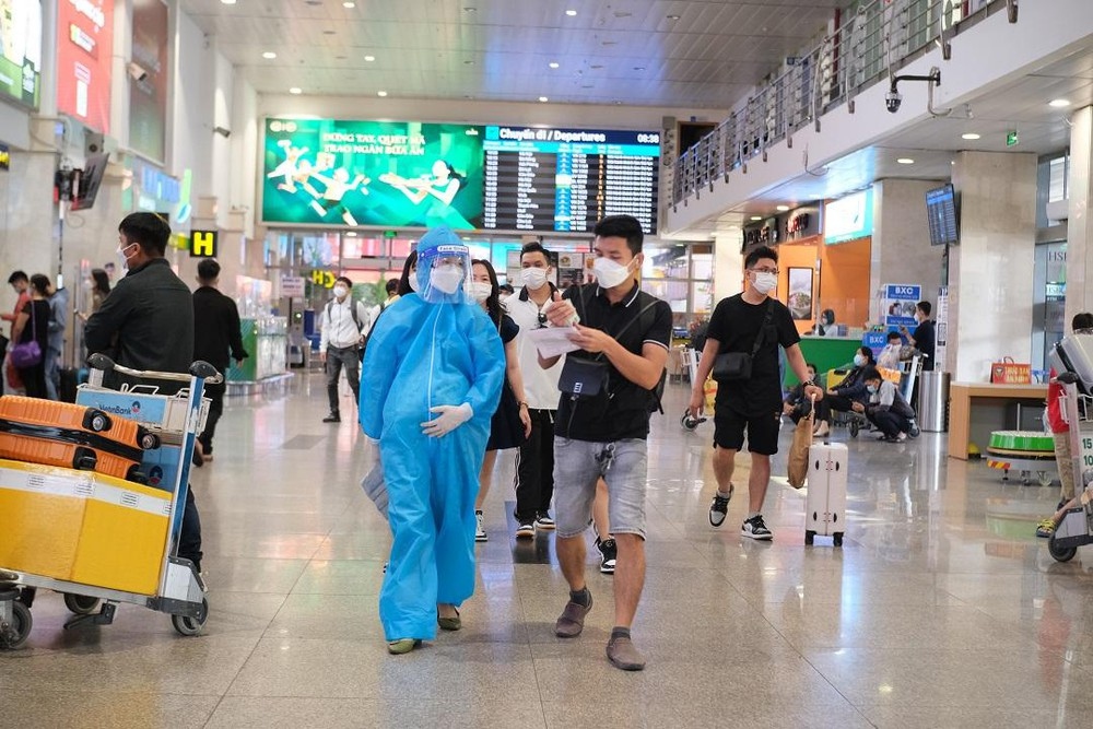 tan son nhat airport crowded with returnees for tet holiday picture 6