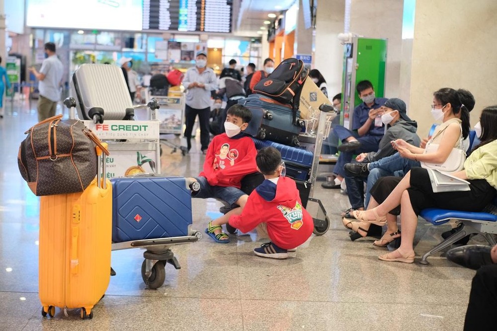 tan son nhat airport crowded with returnees for tet holiday picture 9