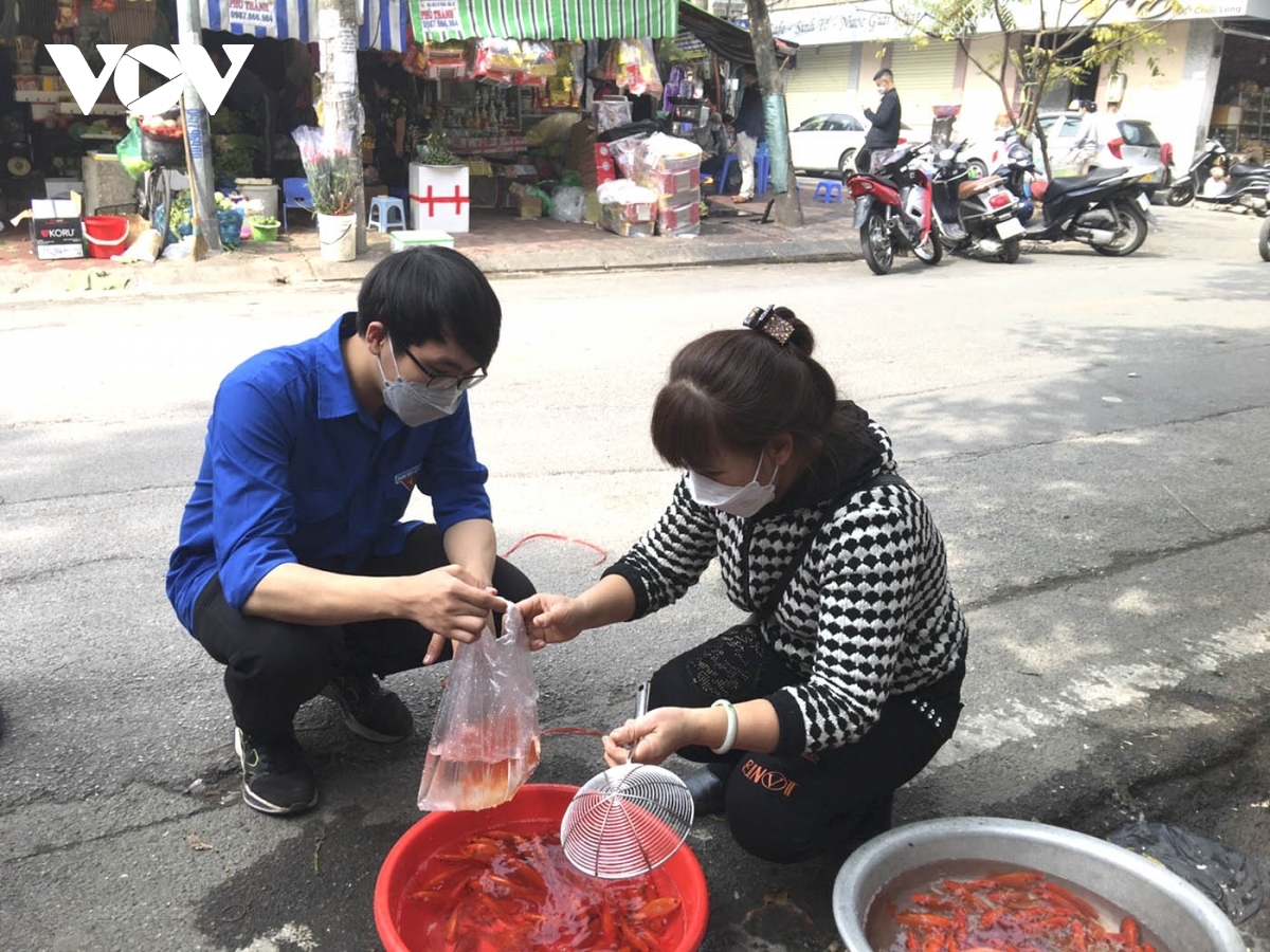 covid-19 cases in hanoi receive tet gifts picture 8