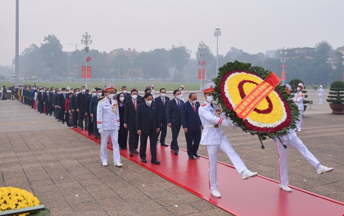 party and state leaders pay tribute to president ho chi minh picture 1